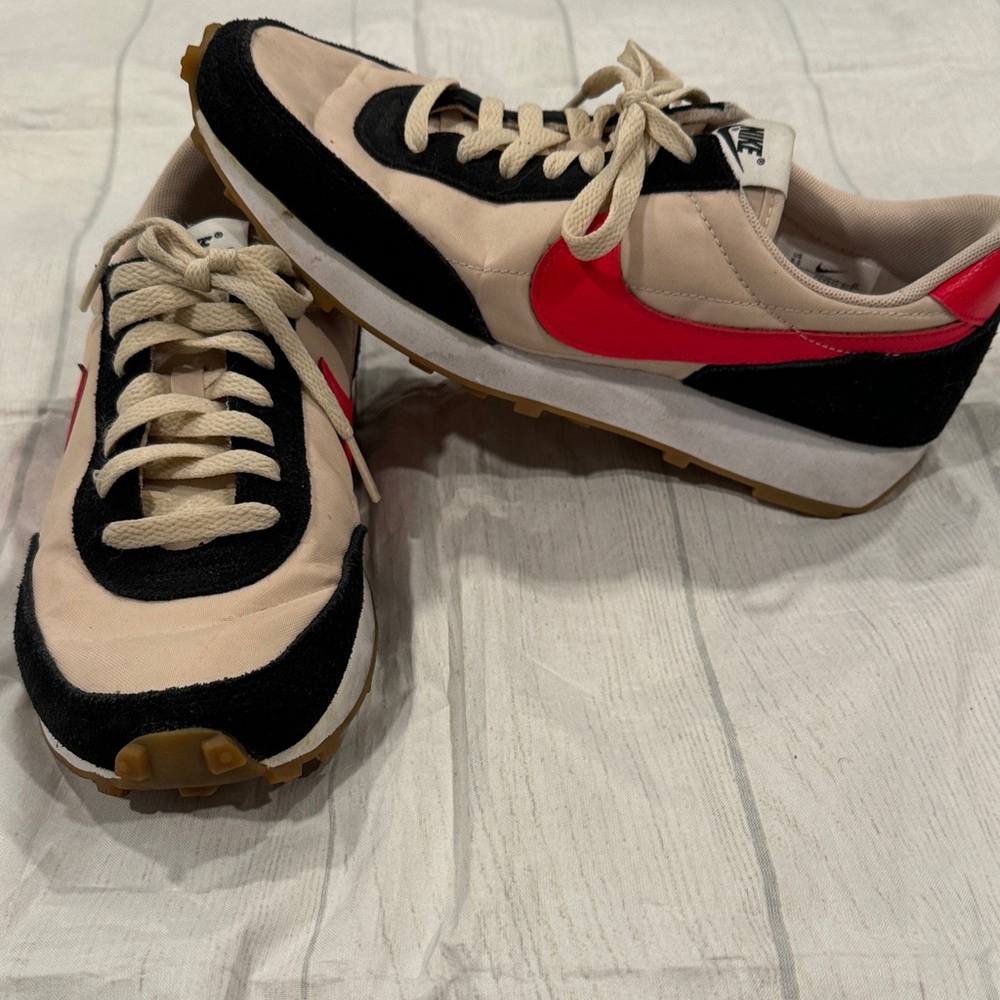 Nike Fast Break Beige and Black Sneakers with Red Swoosh size 8.5 EUC - Picture 4 of 9